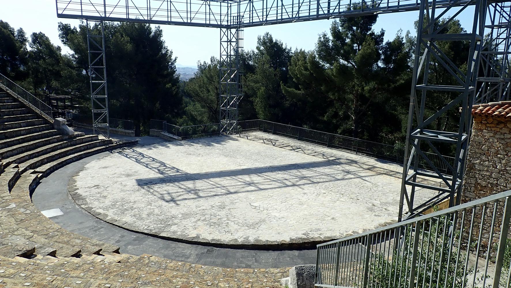 9 Le Centre.JPG